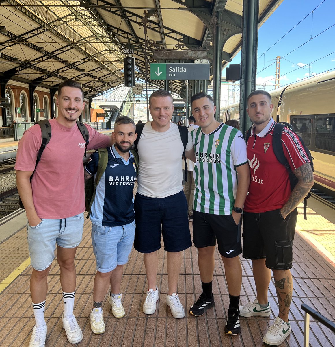 AlexLucenaLS_'s tweet photo. Auténtica odisea para llegar a Valladolid, pero aquí estamos ya por fin. Mil gracias por tu amabilidad @1Alberto_Garcia 👏🏻🤍💚 https://t.co/72AUAmLYtz