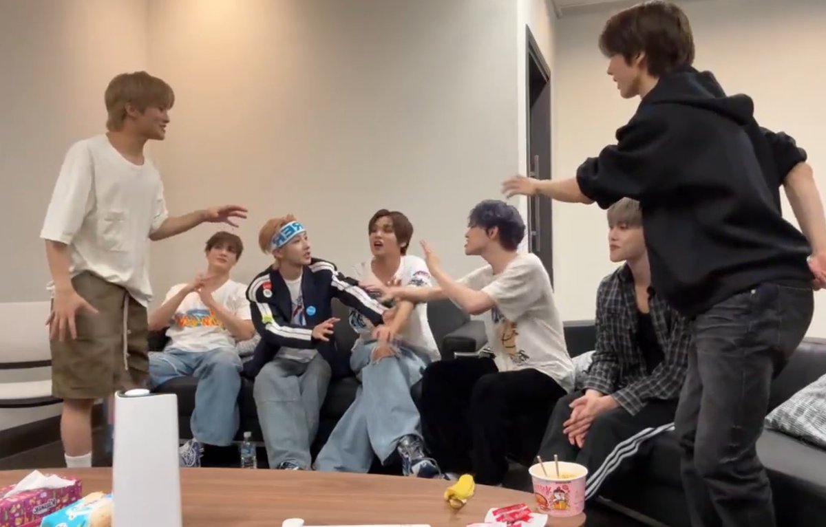 จะบ้า คุยไรกันไม่รุ้แต่ดูออกรสมาก5555555555555