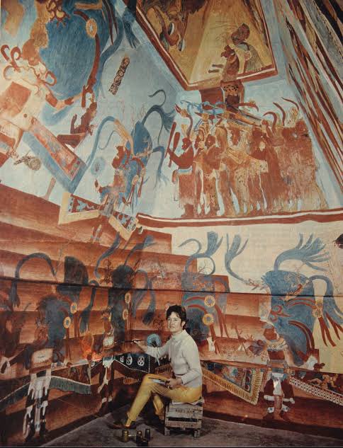 Cuauhtemoc_1521's tweet photo. Y tú conoces las réplicas de los murales de Bonampak los cuales se encuentran en el Museo Nacional de Antropología? Fueron realizados entre 1964 y 1967 por la pintora guatemalteca Rina Lazo, quien viajó a la selva lacandona para estudiarlos a profundida y realizar la calcas! Rina permaneció 3 meses en Bonampak ausentándose solamente en 3 ocasiones para conseguir alimentos y víveres. A su regreso a la capital, Rina pasó dos años plasmando las figuras al fresco en los muros de la reproducción del templo construido en el jardín anexo a la sala maya del museo. Respecto a su trabajo Lazo comentó lo siguiente: 👇🏼
