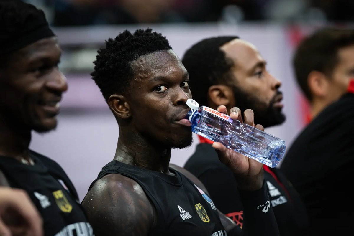 brasilcoast2's tweet photo. Dennis Schroder afirma que foi vítima de racismo na partida contra a Lituânia e cita Vini Jr:

"Os lituanos são uma grande torcida, sempre viajam com sua seleção. Mas hoje, no intervalo, eles fizeram barulhos de macaco infelizmente.

Simplesmente não pertence a esse esporte, nem ao futebol. Com Vinicius Junior, vi que isso acontece o tempo todo. 

Mas para mim, hoje foi a primeira vez que passei por isso com os lituanos, e é triste."