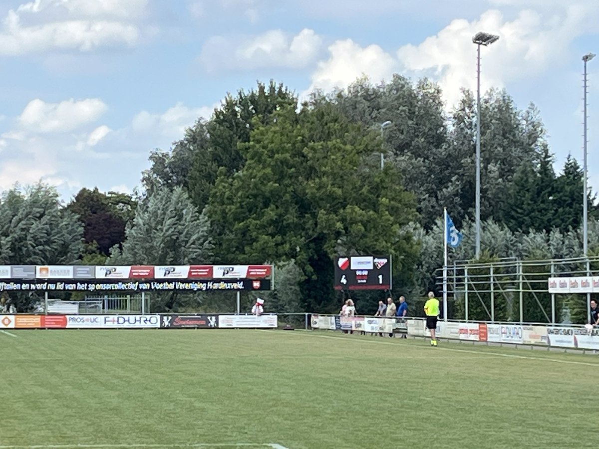 Bijna op het einde doet <a href="/scEverstein/">sc Everstein</a> wat terug 3-1
<a href="/vvhardinxveld/">v.v. Hardinxveld</a> liet na de 3-0 en vele wissels, de teugels vieren maar Seth Koolmees dacht er iets anders over en scoort nog in de 90 min de 4-1.
Afgelopen dus
Eenvoudige middag hier aan de Sluisweg 
<a href="/RVoetbal/">Regio-Voetbal</a>