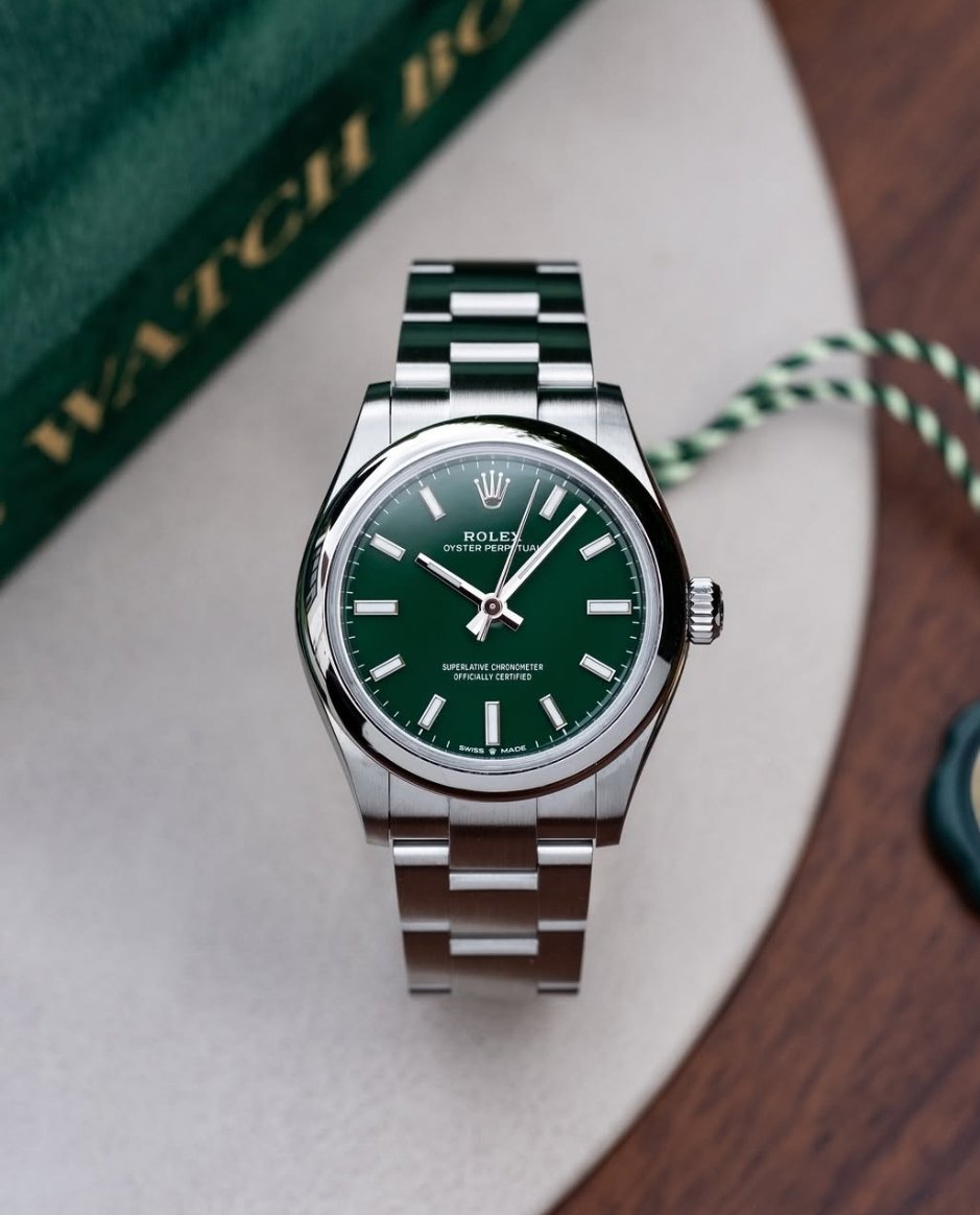 GlobalWatchClub's tweet photo. 31mm Green Dial Rolex Oyster Perpetual 🟢 https://t.co/d8rnVkebBh