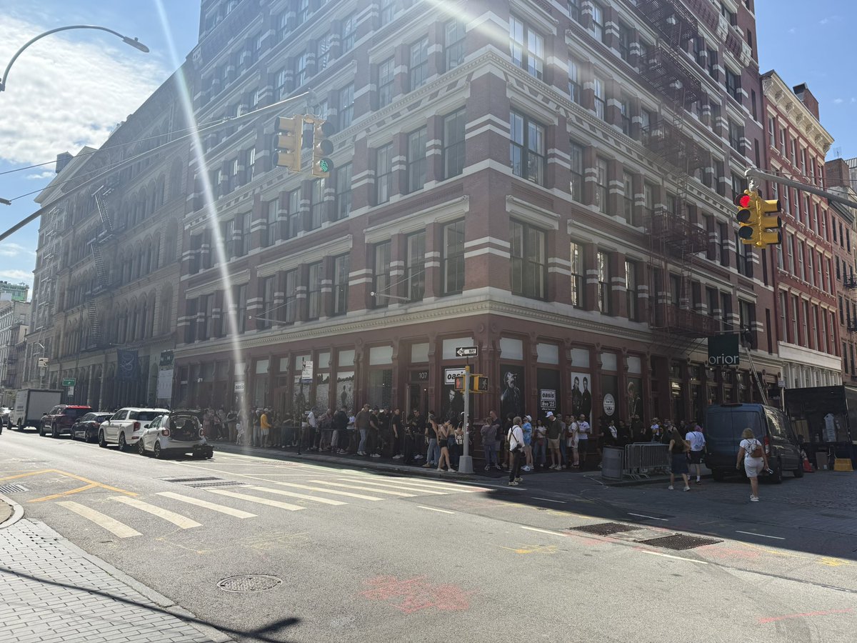 jackncallylfc's tweet photo. Oasis pop-up store NYC #OasisLive25 https://t.co/KA6i0PiRA8