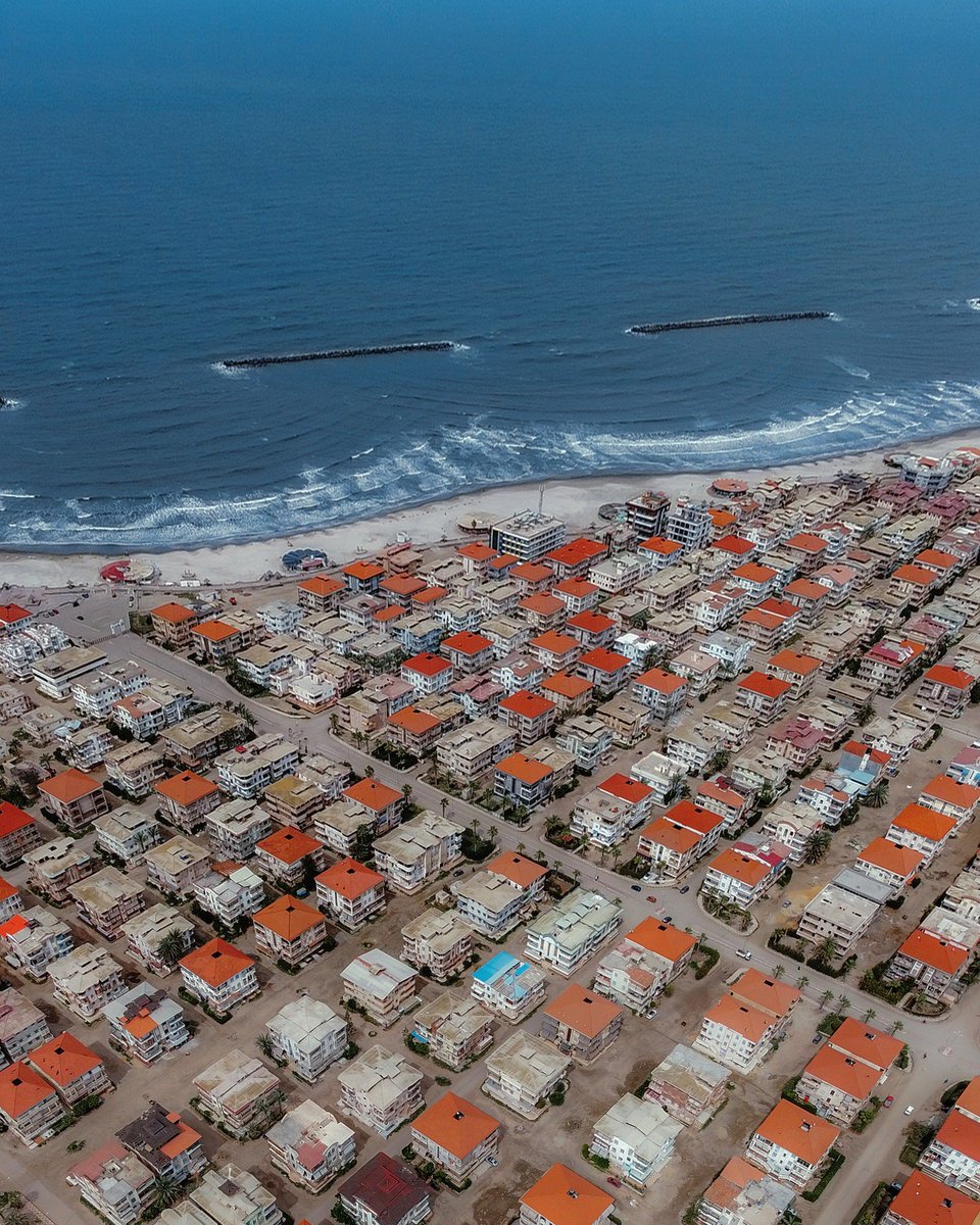 من قلب رأس البر يظهر مشهد حضاري مختلف عن المعتاد في المدن المصريه 
لمدينه ولدت على فكرة النظام منذ بدايتها ببيوت متناسقه تصطف في صفوف واضحه وتتخللها شوارع مستقيمه ومساحات مفتوحه تجعل الحركه سهله والمنظر مريحا للعين .. فالعمران هنا ليس مجرد مبان بل لوحه هندسيه متوازنه بين الانسان