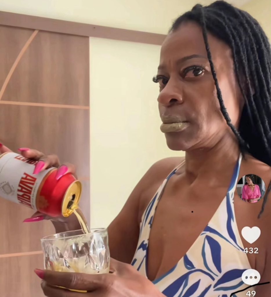 bixaria_'s tweet image. Cheguei na casa da minha mãe e me chamaram de Heleninha Roitman