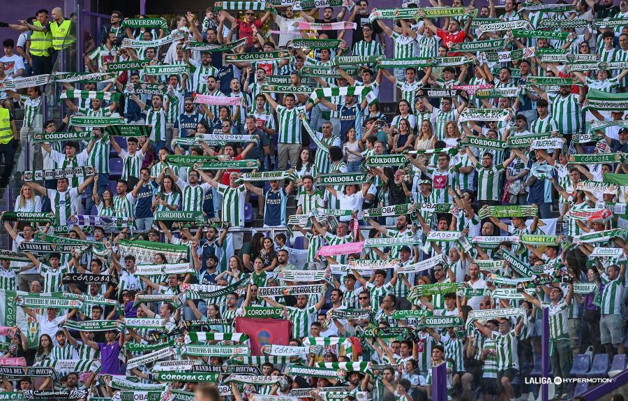 Esto no es el Nuevo Arcangel. Es el José Zorrilla, donde desde la tele se ha escuchado a ratos (y no pocos ni cortos) más a nuestra a afición que a la local.

Honor a los desplazados, ojalá haber estado allí con vosotros dejándome el alma 🤍💚