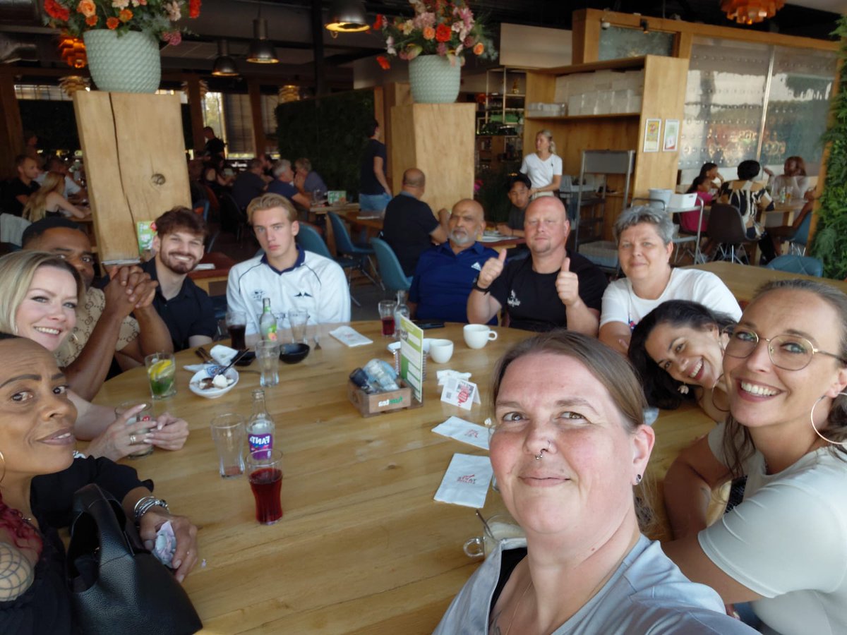 Went out with my colleagues and I actually really like how I look on this photo