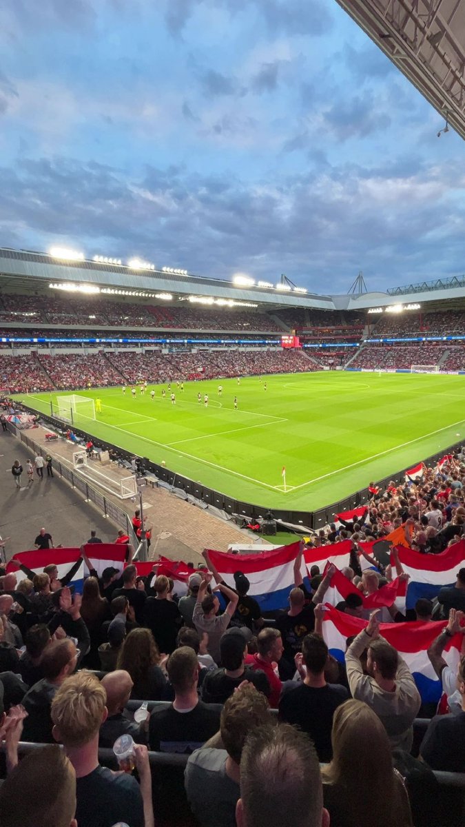 VoetbalUltras's tweet image. 🇳🇱 We zien steeds vaker Nederlandse vlaggen in de stadions. Ook vandaag werd er in de 17e minuut in Eindhoven een statement gemaakt.

United we stand, divided we fall.