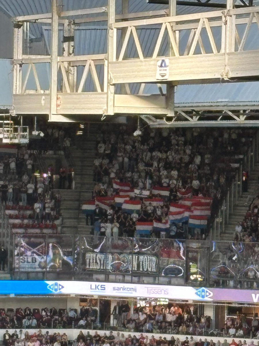🇳🇱 We zien steeds vaker Nederlandse vlaggen in de stadions. Ook vandaag werd er in de 17e minuut in Eindhoven een statement gemaakt.

United we stand, divided we fall.