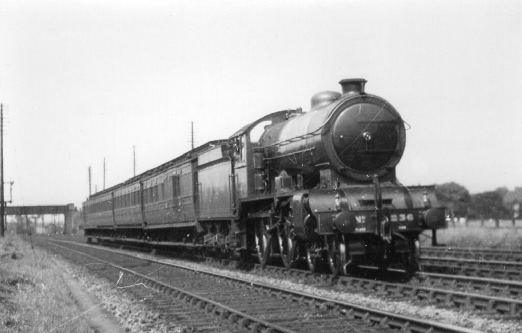 LNER Gresley Class D49/1 4-4-0 Shire/Hunt 236 'Lancashire'. Very new, with wheel/handle on the smokebox door.
📸 unknown