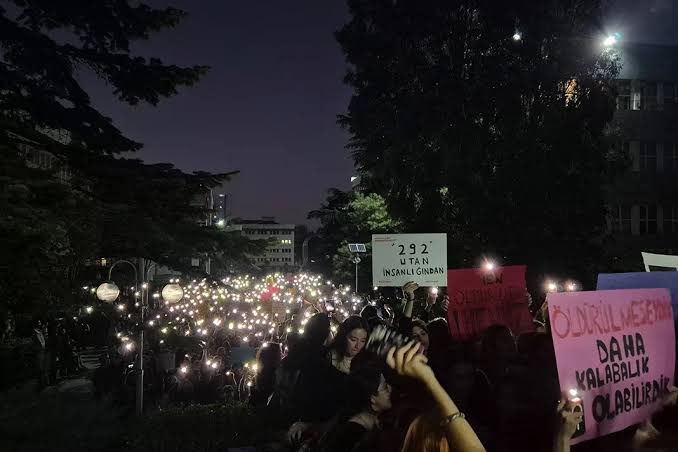 Boğaziçi Üniversitesi’nde bir erkek genç bir kadını katledip ardından intihar etti. 

Ayşenur ve İkbal’in ardından kampüste yürümek isteyen kadınların üstüne kapıları kitleyenler, kampüs içinde bir kadının katledilmesini önleyemedi. 

Güvenli kampüsleri mücadelemizle kuracağız,