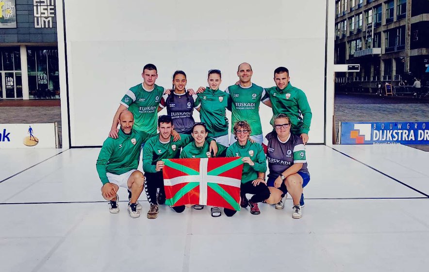 4 urre eta 3 zilar lortu ditu Euskal Selekzioak Munduko Wallball Txapelketan, hor Dimoztarrak jo ta su. Oro da urre gurean. #Ziarrustaintxaurtza #ikurrina