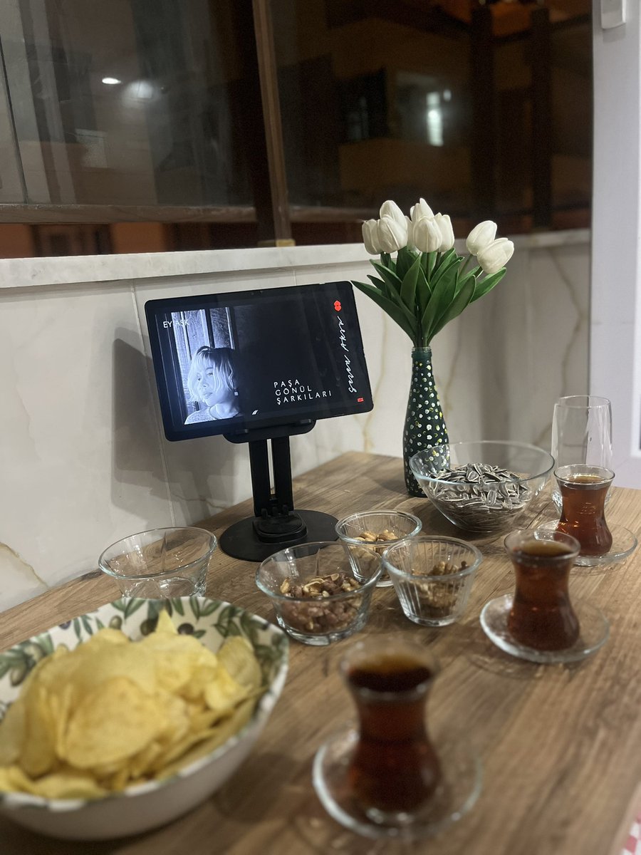 Misafir değil, ev sahibi gibi hissettiğin=dostluk 
<a href="/esrakdmrr/">Esra Akdemir</a> 🫶