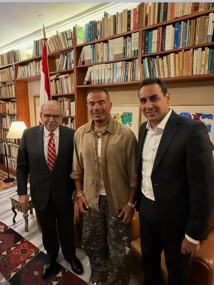 شو عملنا ل الله حتى ابتلانا بهيك رئيس حكومة؟؟!!
هيدا عايش معنا ع نفس الكوكب؟؟