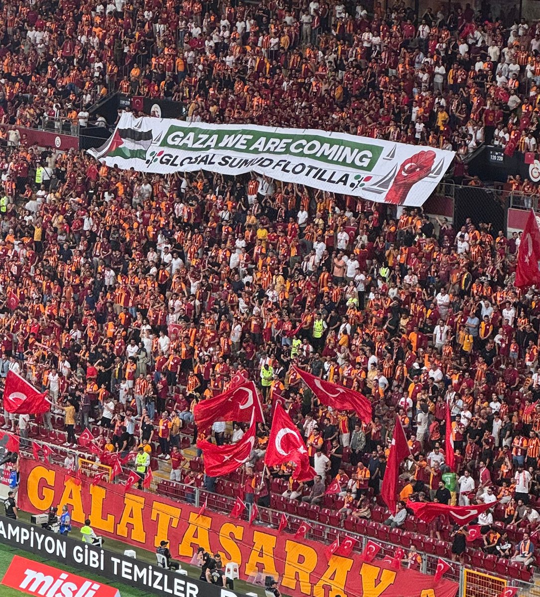 trthaber's tweet photo. Galatasaray taraftarları, soykırımcı İsrail'in ablukasını kırıp Gazze'ye yardım götürmek için yola çıkacak Küresel Sumud Filosu'na selam gönderdi.

🇵🇸"Gazze, biz geliyoruz. Refah Sınır Kapısı'nı açın" https://t.co/eiPoPj1NHx