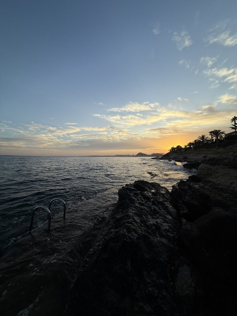 Nada mal el escenario para empezar el libro que promete ser una de mis nuevas obsesiones ✨