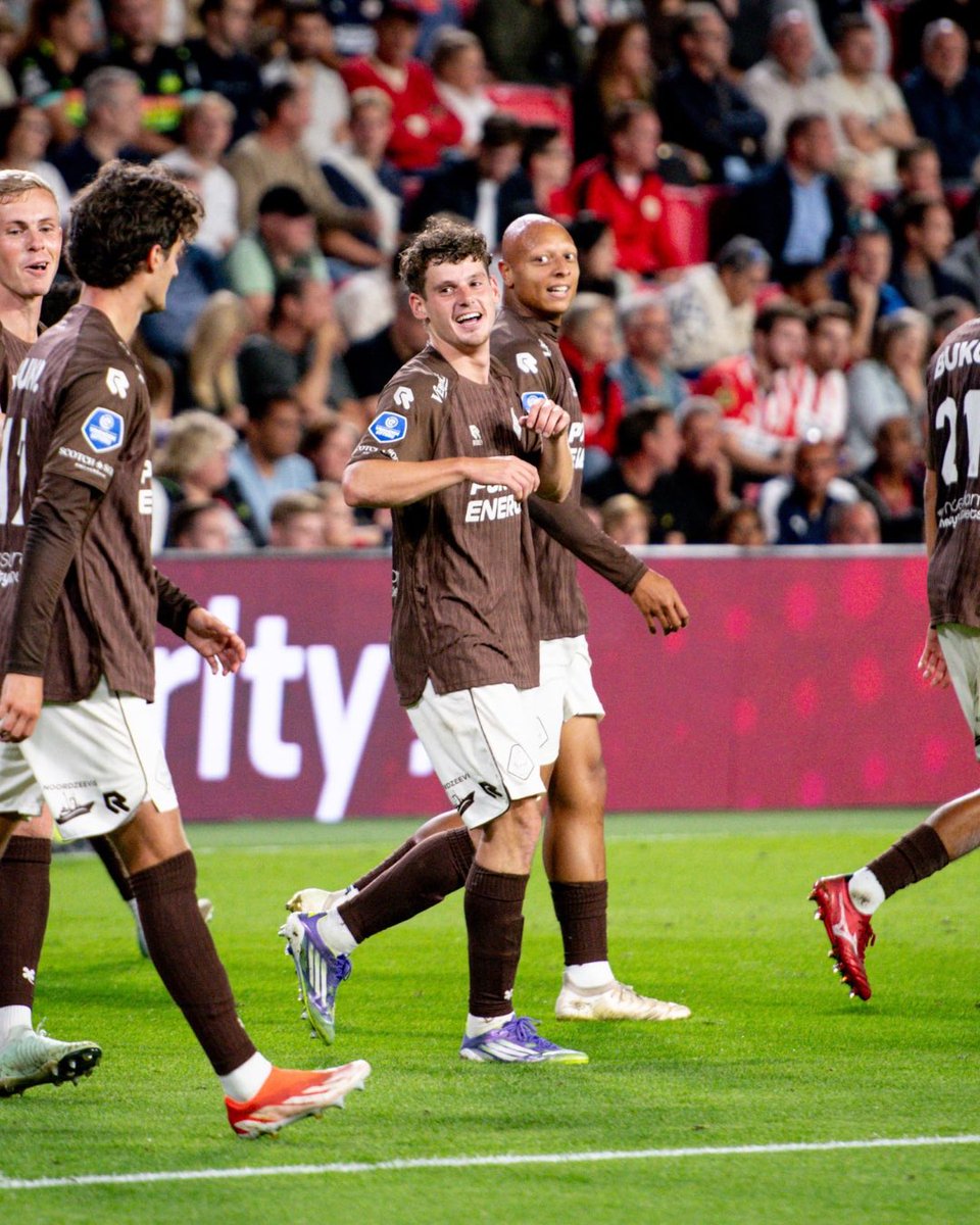 Wat gebeurt hier! Patrick met de 2-0! 🤍🤍

#WitteLeeuwen #psvTEL