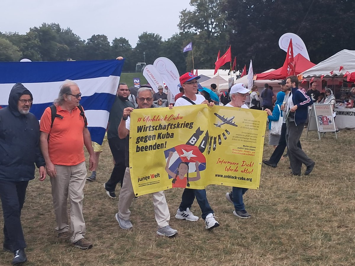 Una manifestación en contra del bloqueo de Estados Unidos a #Cuba fue protagonizado por los amigos solidarios de Austria en el marco del #Volksstimmefest.

#TumbaElBloqueo