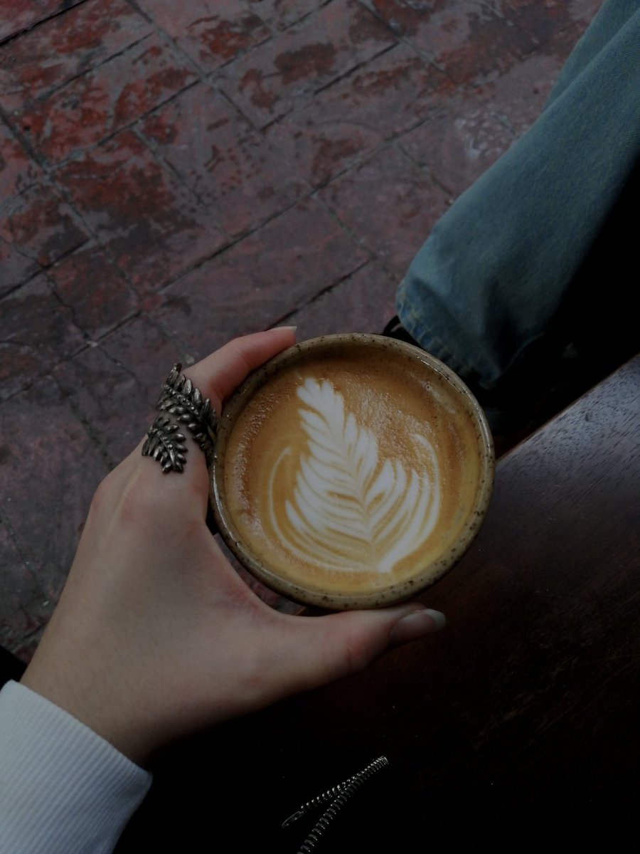 devilinsideus_'s tweet image. Canım kasvetli havada saatlerce yürüyüş yapıp overthinklemek çekti birdenbire.