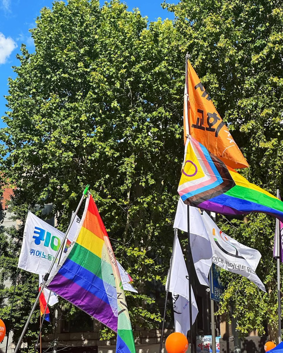 bizim azeri kızı Ofeliya'nın instagramına baktım dediğim her şeyi geri alıyorum. Aktivist bi de queer'miş sanırım ben bu kıza bi şey demem sadece kraliçe derim ✌🏻🏳️‍🌈