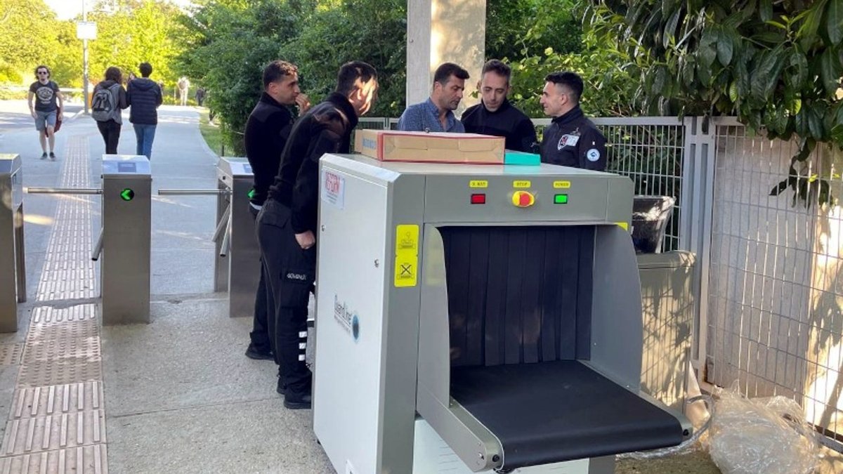 Boğaziçi Üniversitesi okulda düzenlenen konserlerde 'öğrenciler içki içmesin, içkileri yakalayalım' diye kapıya X-ray cihazı koymuştu

Sırf bu iş için getirmişlerdi X-ray'i

İçki için gösterilen hassasiyet herhalde silaha gösterilmedi

Fotoğraf 3 sene önceden