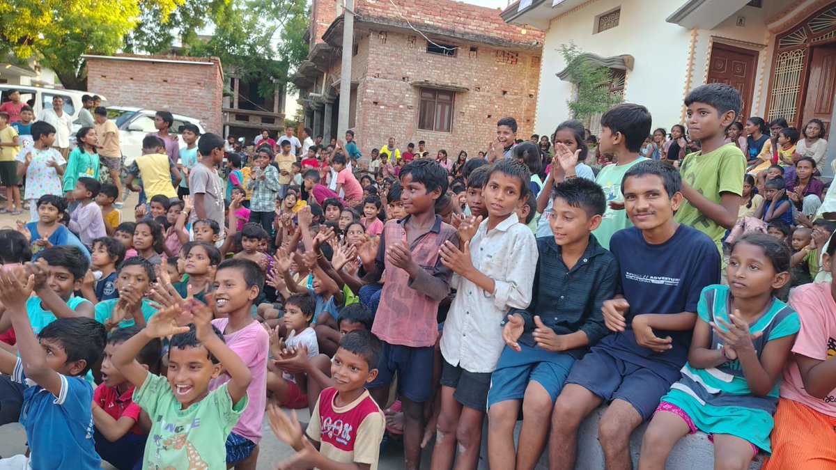 JAVEDANSARI_JAM's tweet image. ऊपर वाले का लाख - लाख शुक्रिया.....
आप सभी गणमान्य क्षेत्रवासियों को हृदय के गहराईयों से धन्यवाद जो कल का दिन मेरे जन्मदिन को हर वर्ष की भांति इस वर्ष को भी बहुत ही खास बनाया और खास ही नहीं बल्कि यादगार बनाया ।
मै आप सभी को पुनः धन्यवाद देना चाहुंगा