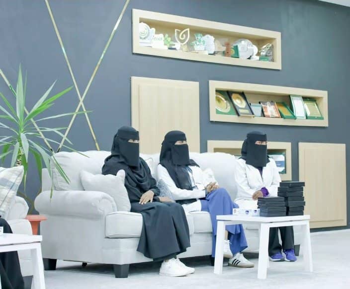 لايعرف قيمه النقاب الا إثنين
 رجل يغار وإمرأة ذات دين ووقار

من يوافقني الراي