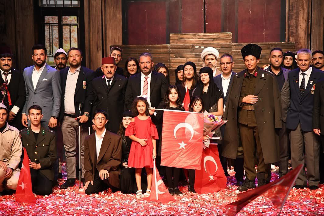 pursaklarbld's tweet photo. PYM Tiyatro ekibimizin usta oyunculuklarını sergilediği “İstiklal” oyunu ile hemşehrilerimize unutulmaz bir 🇹🇷Zafer Bayramı akşamı yaşattı.🤩
#pursaklar #ZaferBayramı #zaferbayrami #ZaferinAdı30Ağustos https://t.co/q7CID0R1Dg