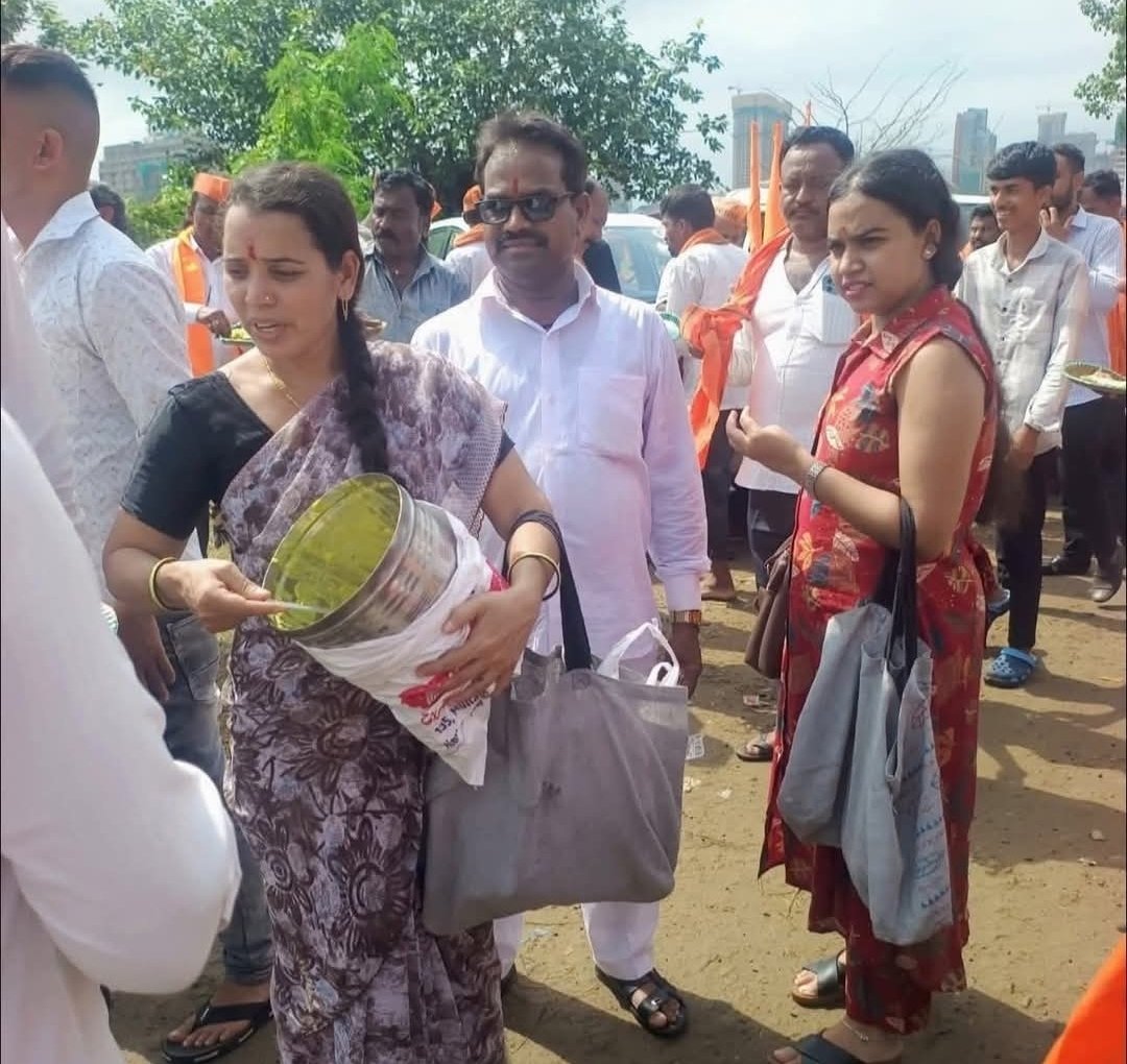 आज आंदोलनात अन्नपूर्णा पाहिली.
खाण्या पिण्यासाठी इकडे तिकडे मराठा बांधव फिरत असताना एका डब्यात पिठल आणि काखेत एक छोटी पिशवी आणी त्यात तिशेक भाकरी  घेऊन ही माऊली गर्दीत आली. पुरेल तेवढ्या लोकाना ते अन्न वाटून निघून गेली
घासातला घास वाटून खायचे संस्कार आहेत इथ.
#MarathaReservation