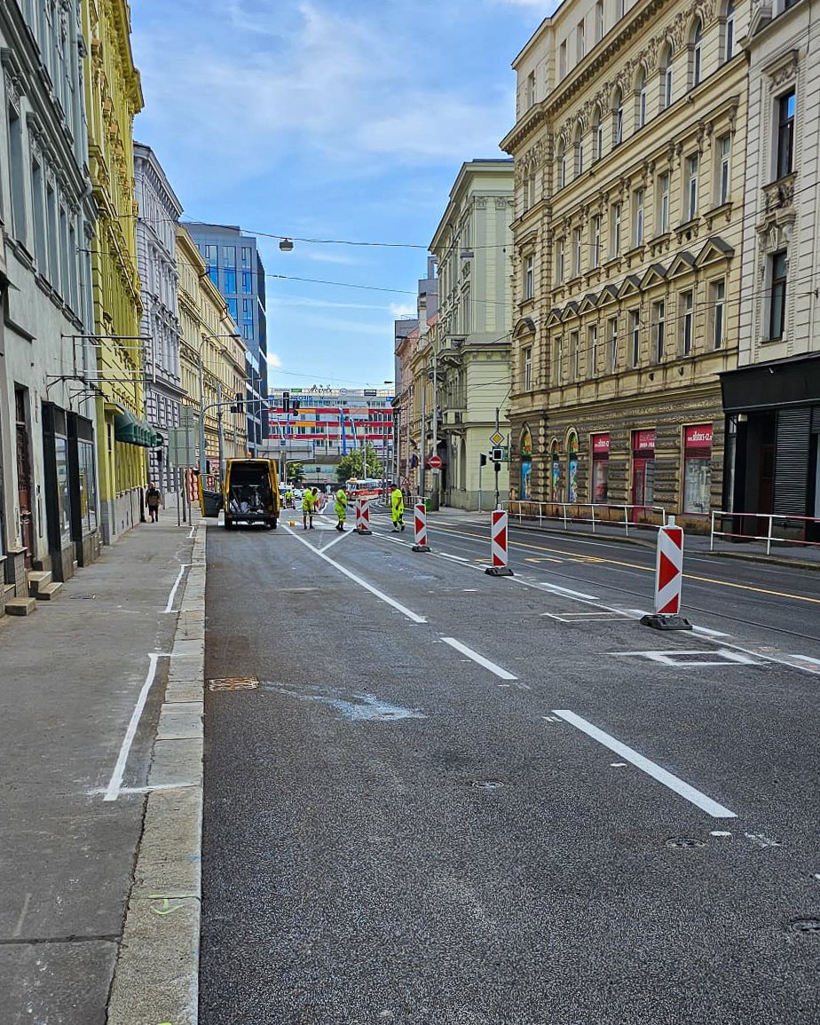 ZdenekHrib's tweet photo. Plzeňská ulice bude plně průjezdná už dnes – o dva dny dříve! ✅🚗

🚧 Rekonstrukce Plzeňské ulice na Praze 5 skončí už dnes, tedy o dva dny dříve oproti plánu. Semafory se v celém úseku spustí v 18 hodin, souběžně bude probíhat úklid dopravního značení. 1/2