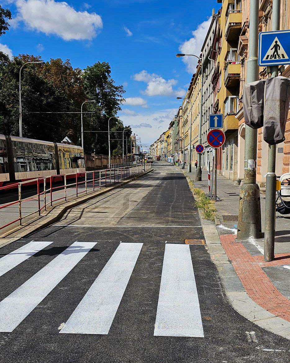 ZdenekHrib's tweet photo. Plzeňská ulice bude plně průjezdná už dnes – o dva dny dříve! ✅🚗

🚧 Rekonstrukce Plzeňské ulice na Praze 5 skončí už dnes, tedy o dva dny dříve oproti plánu. Semafory se v celém úseku spustí v 18 hodin, souběžně bude probíhat úklid dopravního značení. 1/2