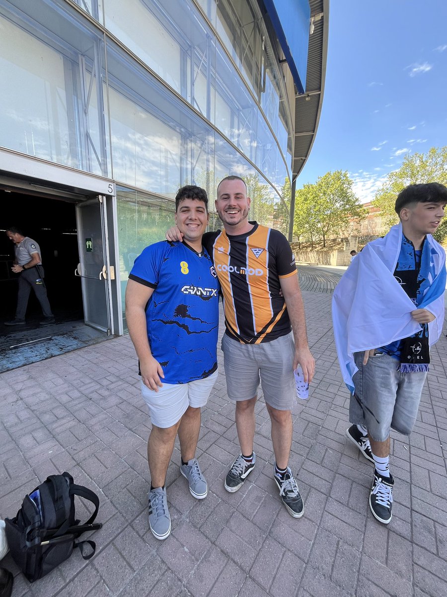 Final four #finalfour #lol #SuperligaDominos 
Chaqueteros, Chaquetas Valencia de Fallero/a: 
Ari (Barça) <a href="/Gamesportselect/">Gamesports Electrònics</a> 
Turrón (Zeta) <a href="/LeonesZETA/">🦁 Los Leones De ZETA 🖤🤍</a> 
 
Pedazo de evento, Amunt <a href="/RambootClub/">Ramboot Club</a> siempre aunque no estemos presentes lo estamos en alma. 

Gente de 💯🫡🫶🏻🫶🏻