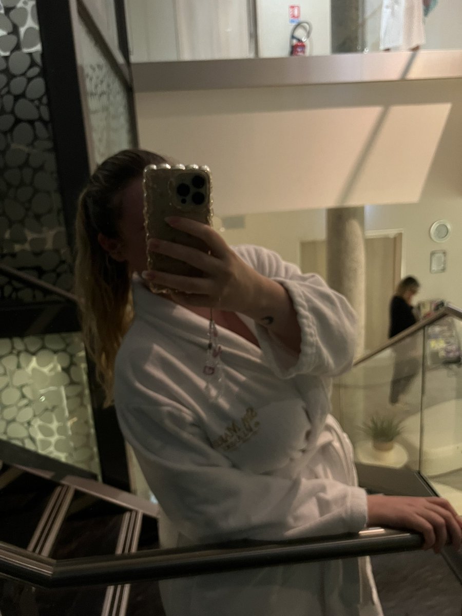 La Queen se détend,

Pendant que toi tu attends comme un bon toutou le prochain caprice de ta peste préférée 🐕