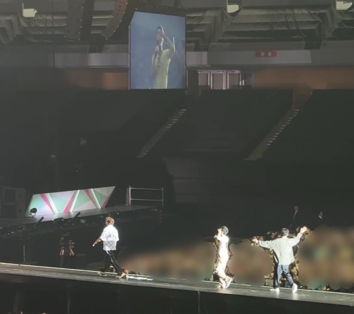 SNSタイム終わってから
あータオル落としちゃった！
吾郎ちゃんタオル取ってきて(^〜^●)

末っ子モード慎吾くんがタオル落とした瞬間がこちら
お尻ポケットに挟んでたのがハラリと花道へ
踏まずに拾わずに通り過ぎたロハス（笑）
#NAKAMAtoMEETING_vol4 
#ぷっくりニュース
1階下手スタンド最後列より