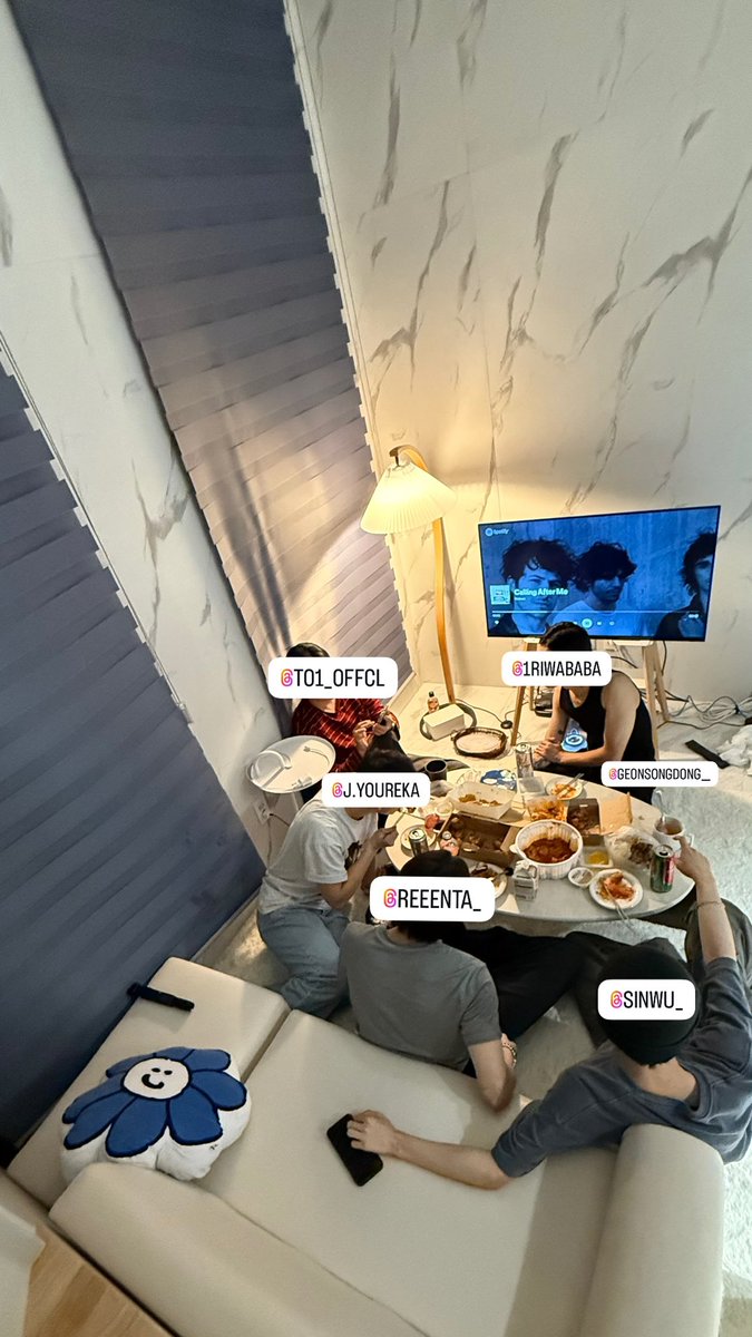 잠만............... 티오원 모인거실화야
조찬혁 송동건 김제유 렌타 최지수 이재윤 모였다고?
잠시만 저 좀 울게요