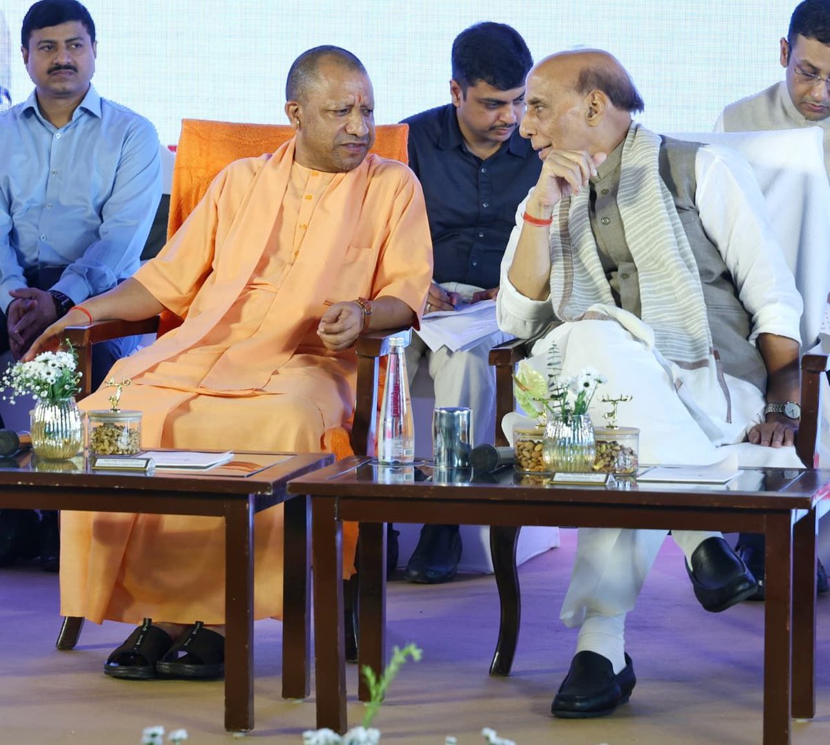 dmgbnagar's tweet image. मा0 रक्षा मंत्री श्री राजनाथ सिंह एवं उ0प्र0 के मा0 मुख्यमंत्री योगी आदित्यनाथ जी ने नोएडा सै0-81 स्थित रेफी एम फाईबर प्रा0लि0 कम्पनी की रक्षा उपकरण एवं इंजन टेस्ट फैसिलिटी का लोकार्पण किया।  @chiefSecyUP@CMOffice