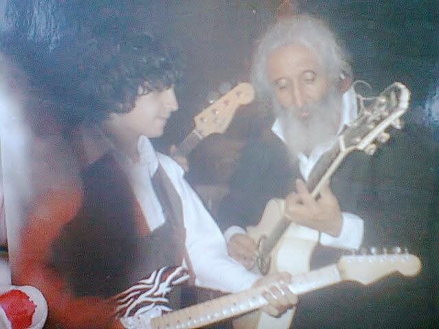 Eli &amp; Korneta Suárez.
Gardeliando 🎸