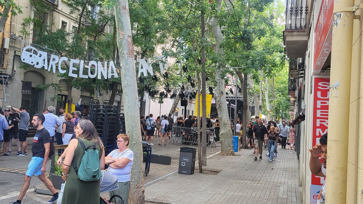 OriolTrilla95's tweet photo. No hi ha temps ni per a la digestió a Vallespir de Baix després de l'arrossa Sobre-taula amb els DJ de FinlàndiaClub, nascuts al barri i amb 20 anys de trajectòria. Últim dia de #FMSants amb energia https://t.co/GFz0yuF6Af