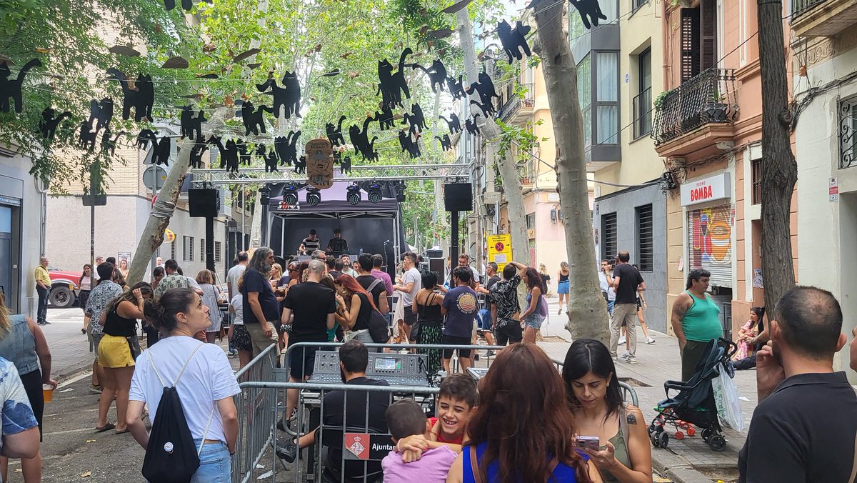 OriolTrilla95's tweet photo. No hi ha temps ni per a la digestió a Vallespir de Baix després de l'arrossa Sobre-taula amb els DJ de FinlàndiaClub, nascuts al barri i amb 20 anys de trajectòria. Últim dia de #FMSants amb energia https://t.co/GFz0yuF6Af