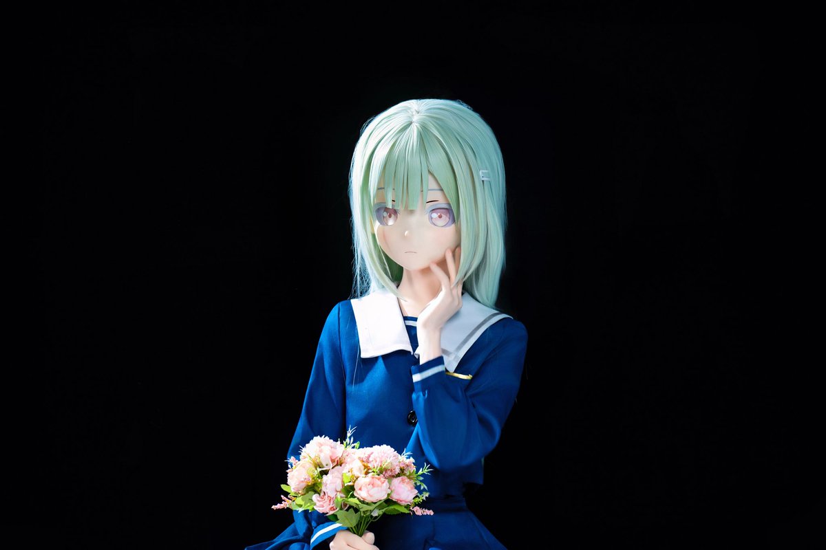 「ただ　願うことしかできない」
我们只能如此祈愿

「人は忘れてく　いつかは消えてく」
人会逐渐忘却 一切终将消逝

📷：<a href="/QIUYUERMING/">秋月日明</a> 
🎭：<a href="/YaLi2967/">鸭梨🍐</a> 

#kigurumi #kig #若叶睦 #着ぐるみ #睦