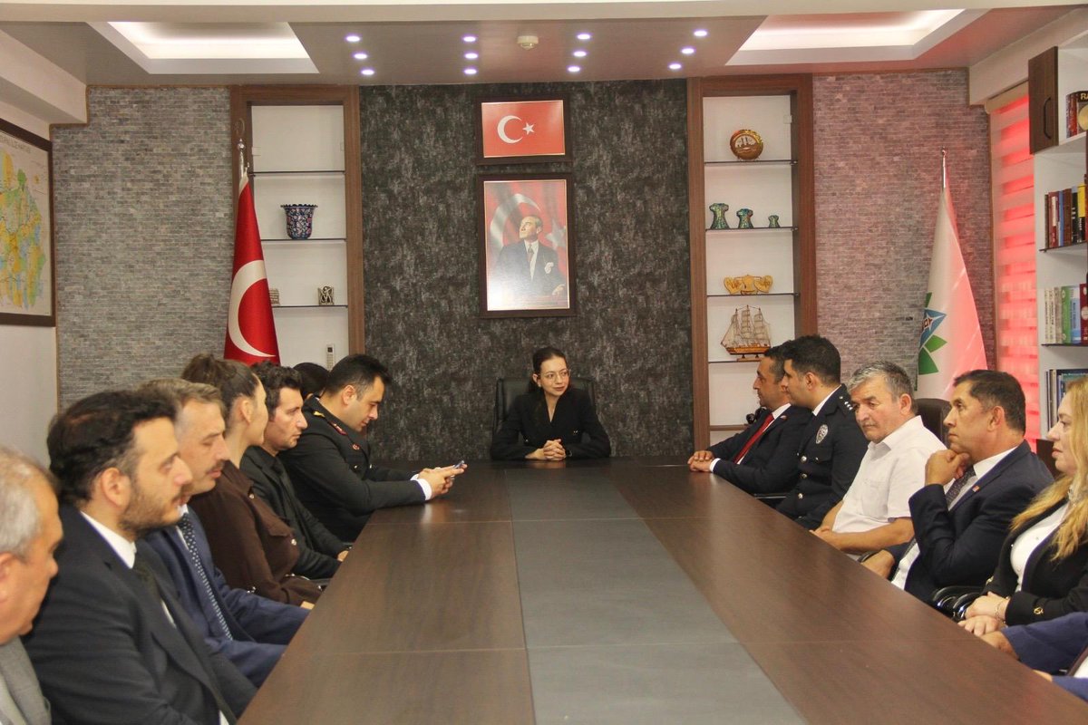 Kaymakamımız Sn. Ceyda DURMAZ, Belediye Başkanı Sn. Doğan ONURLU ve Garnizon Komutanı Sn. Öğr. Yzb. Ayşe URTAÇ, 30 Ağustos Zafer Bayramı kutlamaları kapsamında Atatürk Anıtı’na çelenk sundu.
Programın ardından Kaymakamımız Sn   DURMAZ, Kaymakamlık makamında tebrikleri kabul etti.