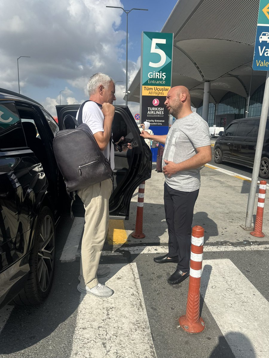 Dursun zaman 
Dursun diyorsun da 
Oyun değil ki yaşamak 
Sen inanmasan da bu son var anla
Herkese inat….