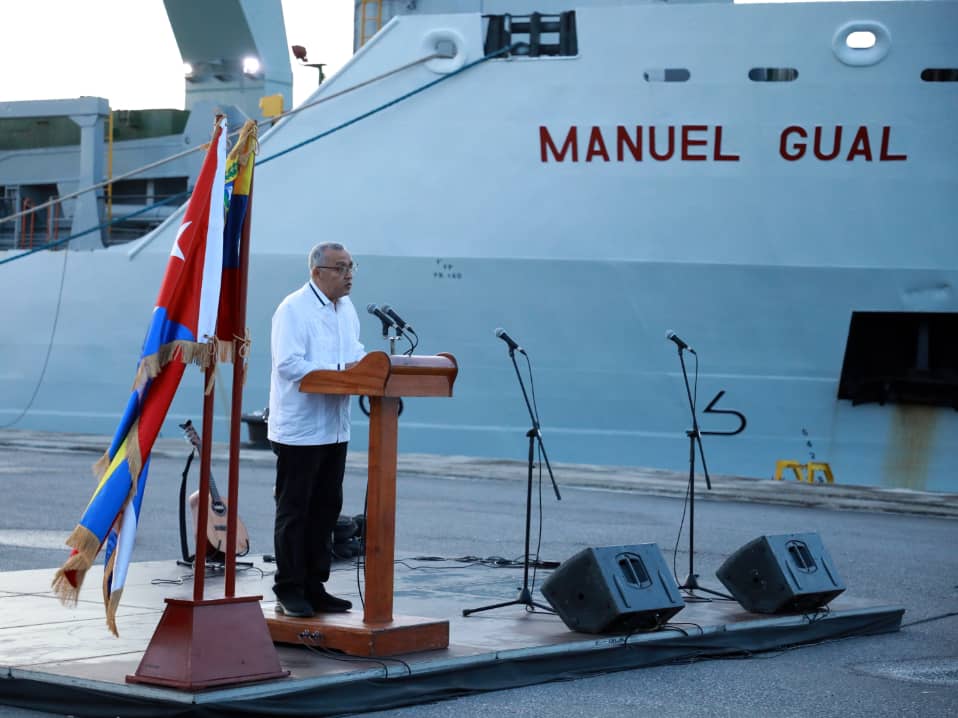 En el acto de solidaridad con #Venezuela, el embajador en #Cuba del hermano país informó sobre la llegada del buque venezolano Manuel Gual con una donación de alimentos y otros recursos para Cuba.  Además inicia una ruta con los países del #ALBATCP