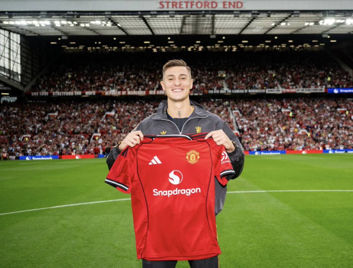 FutbolTrends's tweet photo. Benjamin Šeško comienza en el banquillo por tercer partido consecutivo en la Premier League.

▪️Banquillo contra Arsenal
▪️Banquillo contra Fulham
❌ 0 goles y 0 asistencias contra Grimsby
▪️Banquillo contra Burnley

¡Manchester United pagó £73.7 millones por él!

✍️ Sky_sports https://t.co/pGAQk3StB5