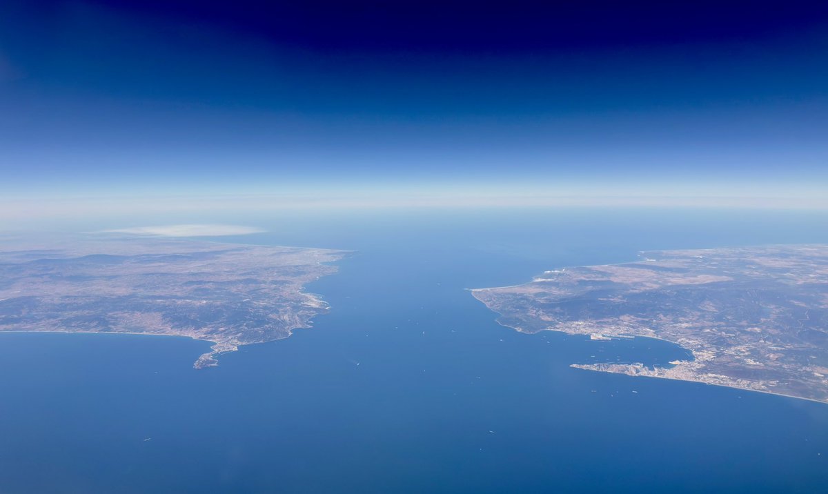 Détroit de Gibraltar entre le Maroc 🇲🇦 à gauche et l’Espagne 🇪🇸 à droite ✈️