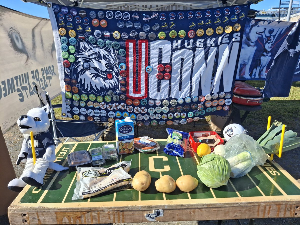 MarcjzHARTFORD's tweet image. The @SonsOfNutmeg are here and cooking! Say no more! @UConnFootball #BlockC #HuskiesOverEveryone @KSOB9188 @mkabs320 @PWStadium