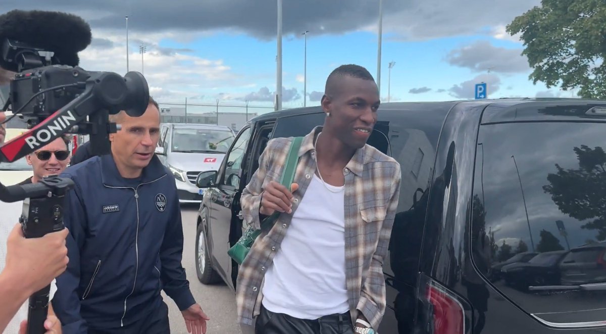 📸 - Nicolas Jackson in Munich RIGHT NOW, it looks like nobody told him yet that he has to report back to London.