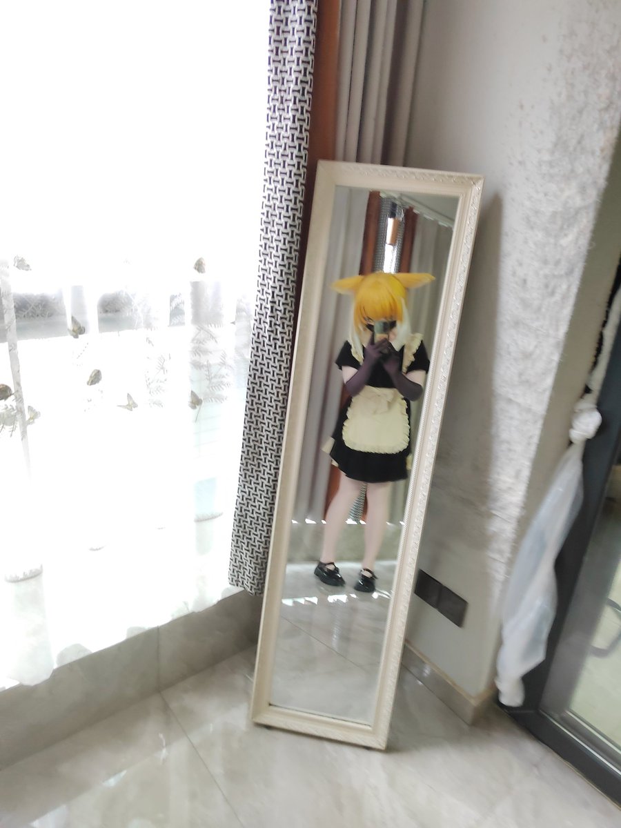 “博士想看？ 啊！啊…好…好的，马上就好…”
铃兰的私密女仆，受博士的的请求第一次穿着。拍摄的照片存放于博士办公柜的最深处，少女的娇羞中透露着些许魅惑。

成年了喵！以后这个账号或许会发一点不那么清水的内容（划掉）。感谢大家对于铃兰小姐的喜爱，铃兰小姐就是我们的光！