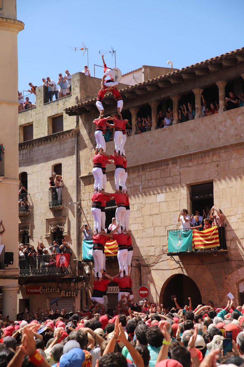 A segona ronda, a Sant Fèlix, hem descarregat el 4 de 9 sense folre!!!!

Avui fa 25 anys que vam descarregar el primer, en aquesta mateixa plaça!!!

📸 Roser Giner

#SempreTornem #SempreJoves #castells