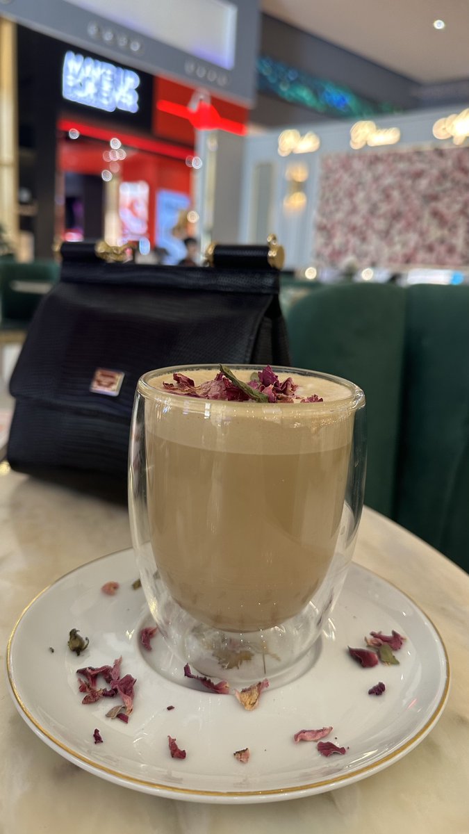 يليقُ بي وردٌ مُكلّل ويليقُ بي فرحٌ طويل ❤️